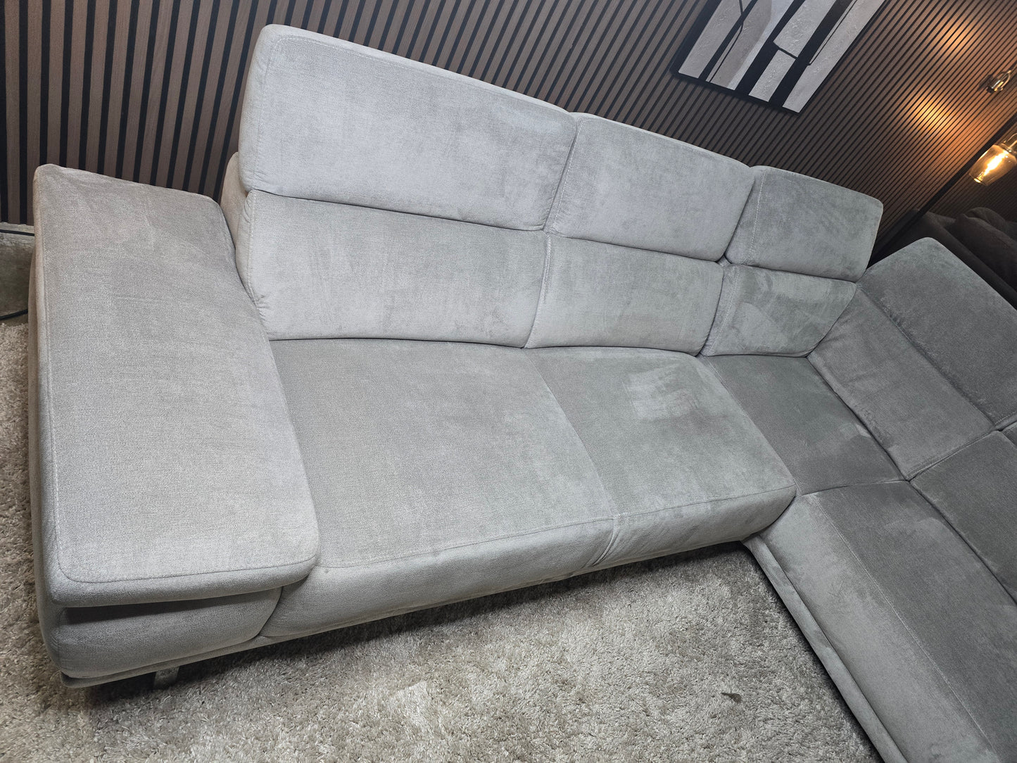 -1223- Modern Silver Gray Sectional with Adjustable Head Rest Excellent Condition Soft to Touch